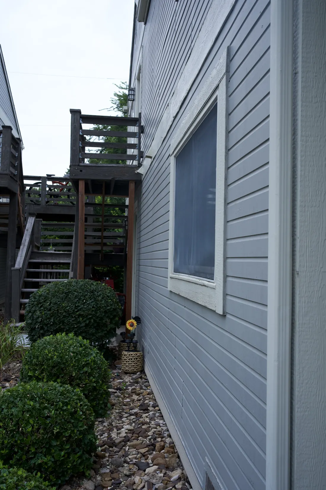 Composite decking finished up to the railing on an apartment landing