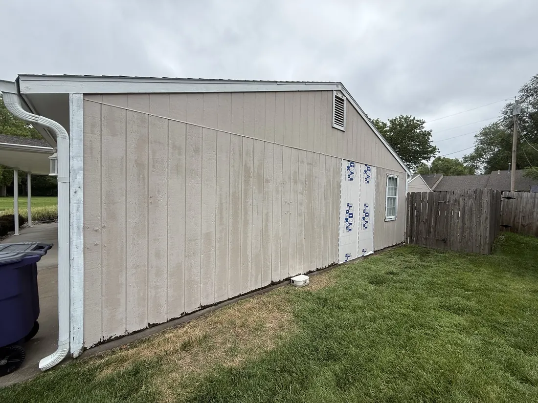 Streaked siding on the garage end wall before the replacement