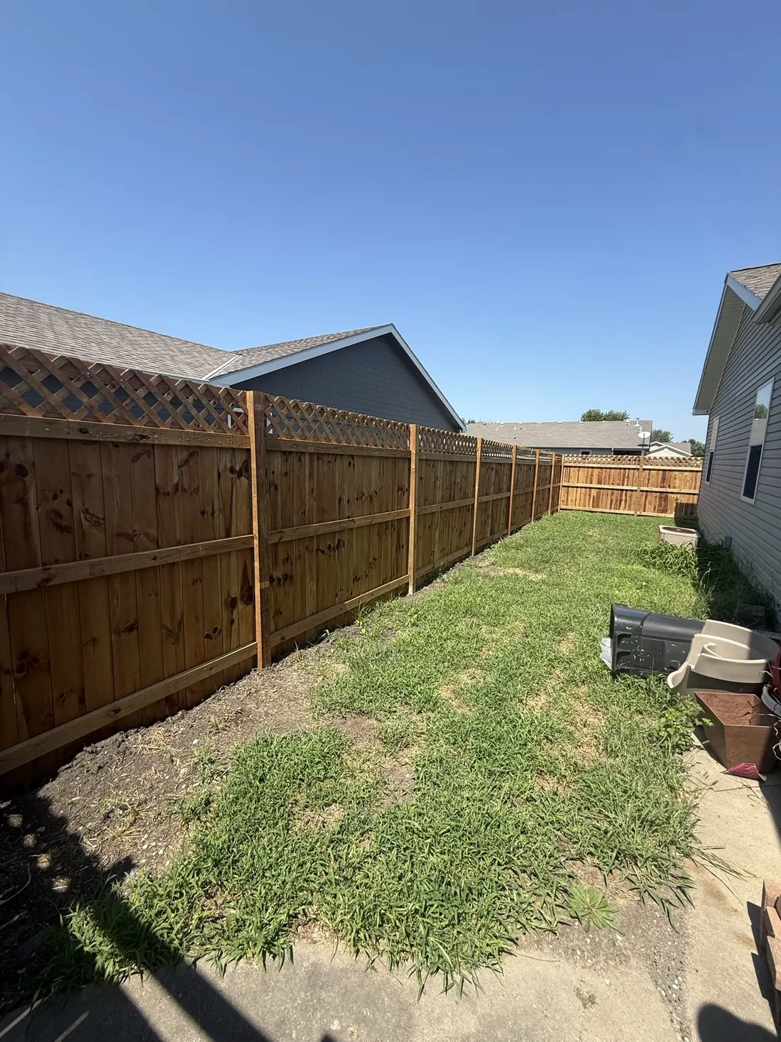 Cedar fence running back along the side of a home